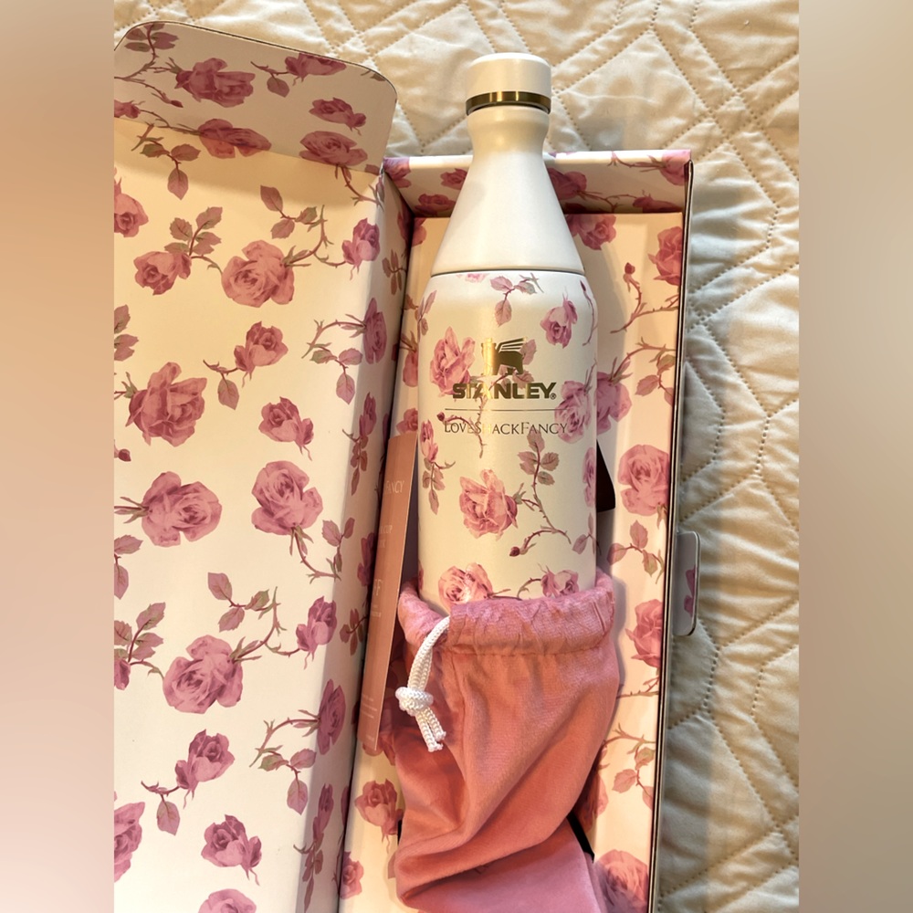 STANLEY X LOVESHACK FANCY Ribbon Rosa pattern 
20oz All Day bottle